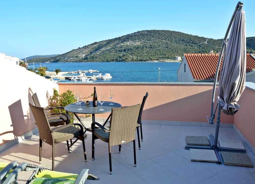 Apartments Maris Vinišće Exterior foto